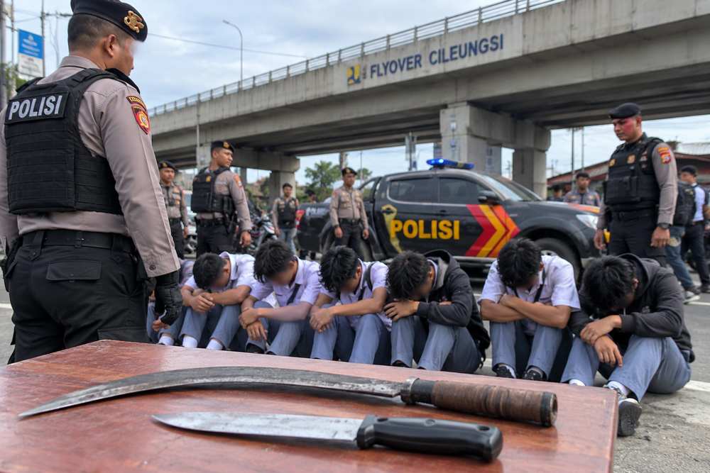 Ilustrasi polisi mengamankan pelajar setelah tawuran di Flyover Cileungsi, Bogor.