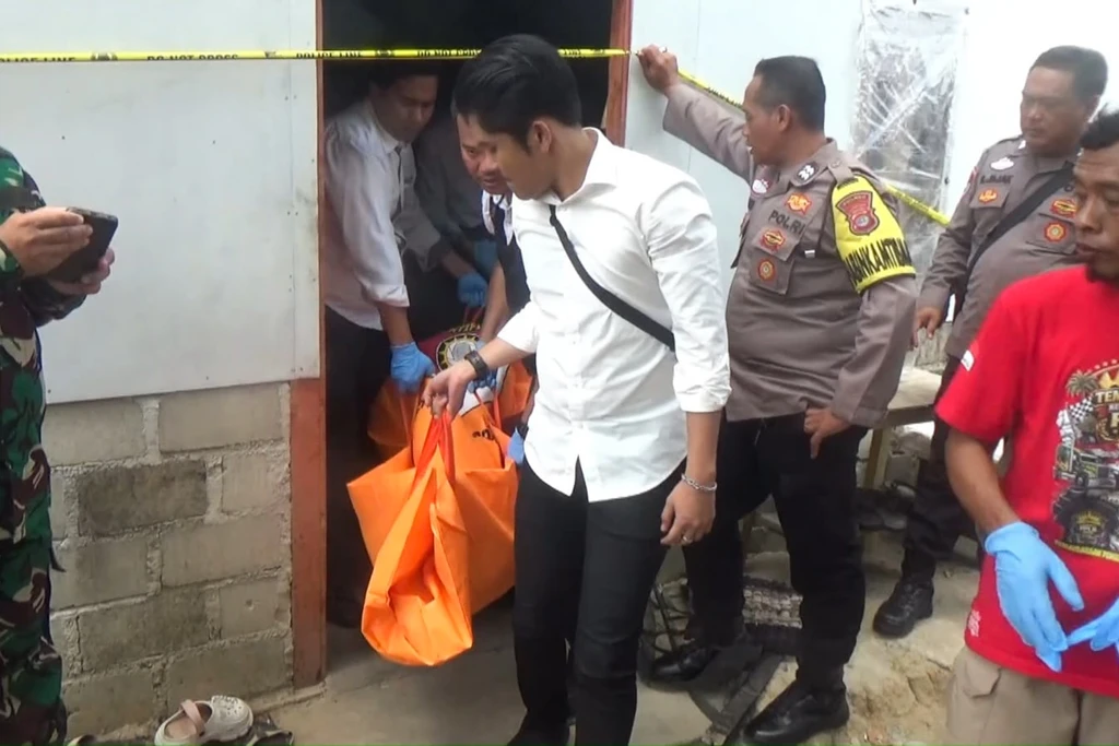 Satu keluarga yang terdiri dari ayah, ibu, dan anak ditemukan tewas di dalam rumahnya di Kampung Purwa Jaya, Kecamatan Banjar Margo, Kabupaten Tulang Bawang, Lampung