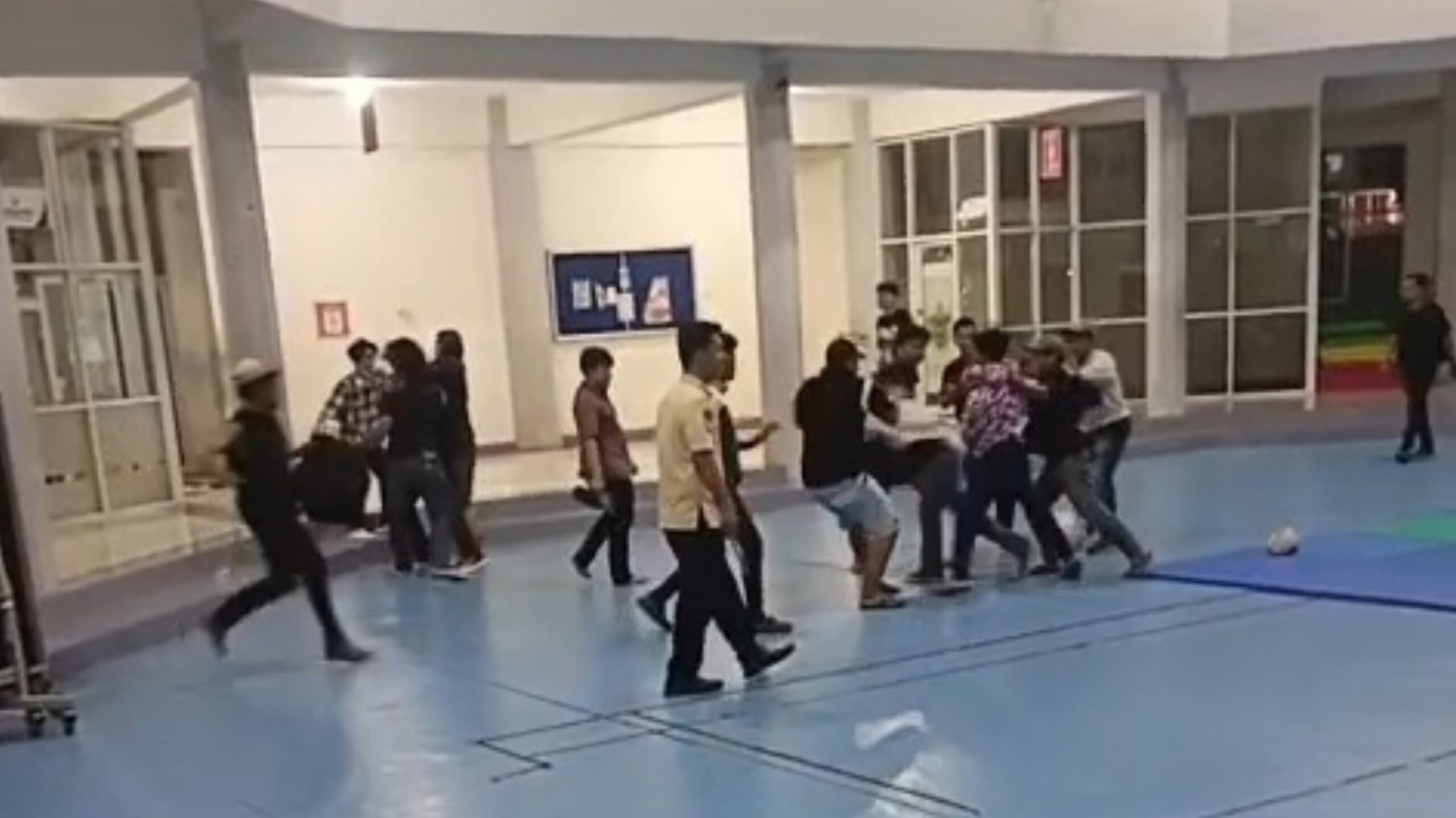 Rekaman video detik-detik dua mahasiswa dikeroyok saat kericuhan usai aksi unjuk rasa di kampus Unhas, Makassar. (Ist)
