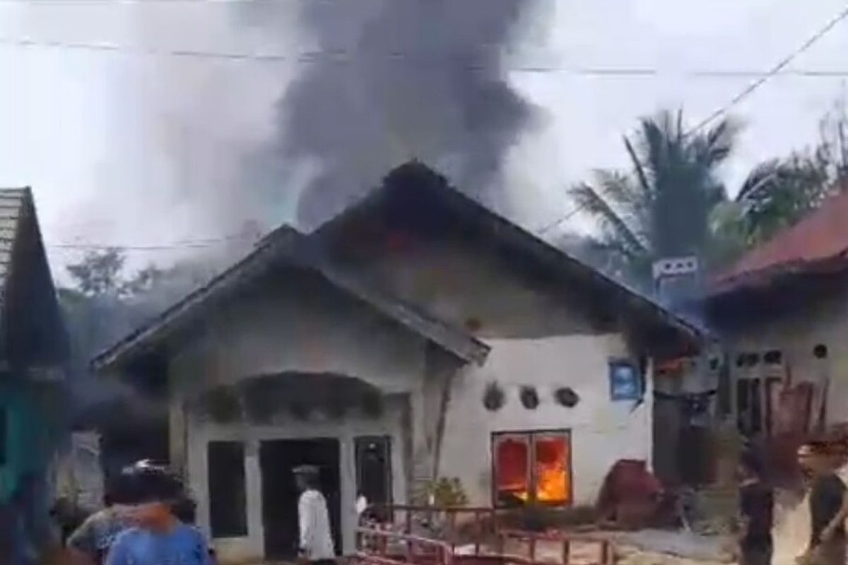 Warga berusaha memadamkan api yang membakar satu unit rumah di Kecamatan Besulutu, Kabupaten Konawe.