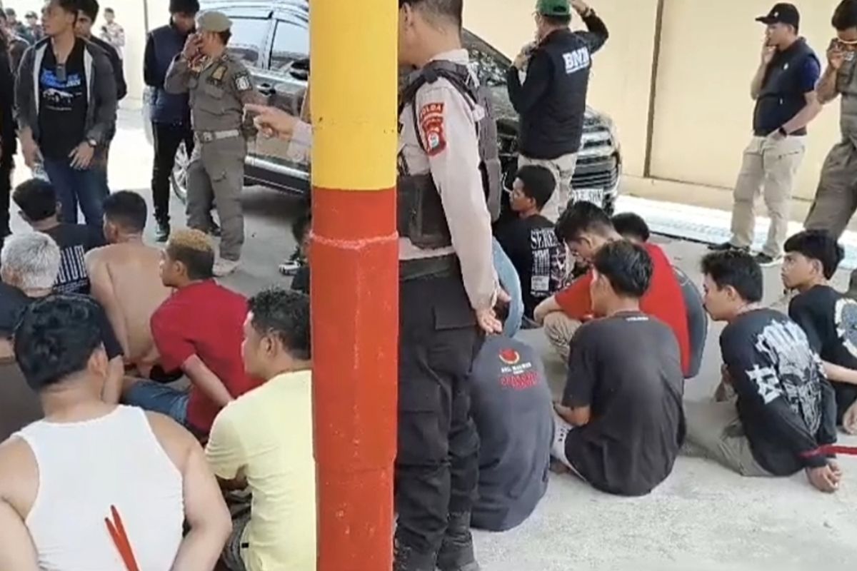 Polisi Gerebek Kampung Narkoba di Dangko Makassar
