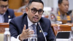 Ahmad Sahroni saat menyampaikan pandangan terkait mutasi 88 pati dan pamen Polri.