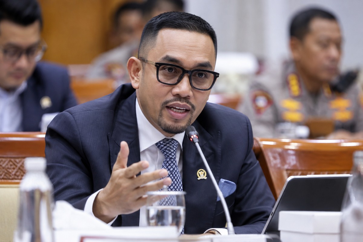 Ahmad Sahroni saat menyampaikan pandangan terkait mutasi 88 pati dan pamen Polri.