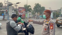 Polresta Gowa Bagi-Bagi Masker Kepada Warga Antisipasi Dampak Asap Karhutla