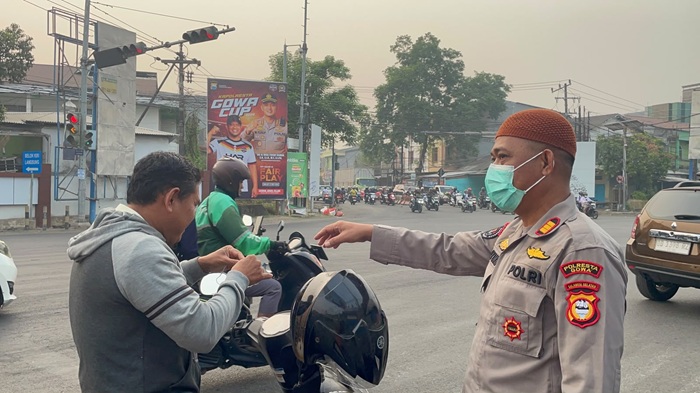 Anggota Polresta Gowa bagi-bagi masker kepada masyarakat