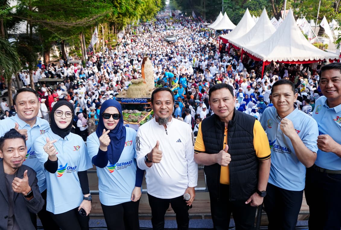 Gubernur Sulsel Andi Sudirman Sulaiman saat melepas Anti Mager di Makassar.