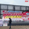 Spanduk Pemakzulan Gibran Berukuran Besar Terbentang di Gedung DPR