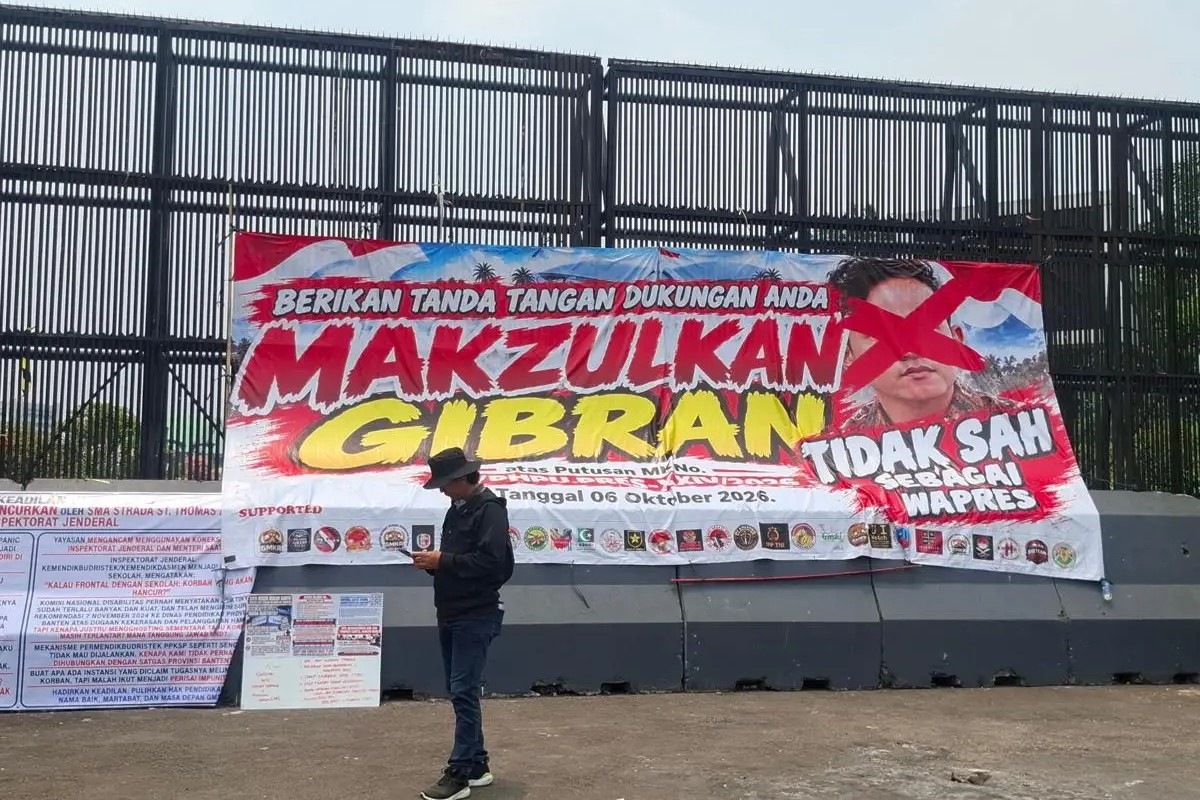 Spanduk Pemakzulan Gibran Berukuran Besar Terbentang di Gedung DPR