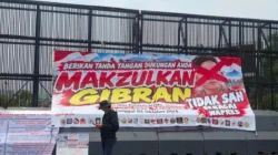 Spanduk Pemakzulan Gibran Berukuran Besar Terbentang di Gedung DPR