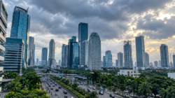Suasana gedung pencakar langit Jakarta di tengah cuaca berawan.