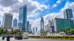 Cuaca Jakarta hari ini dengan langit berawan dan aktivitas warga