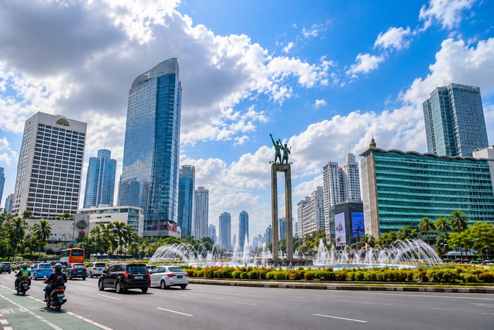 Cuaca Jakarta hari ini dengan langit berawan dan aktivitas warga