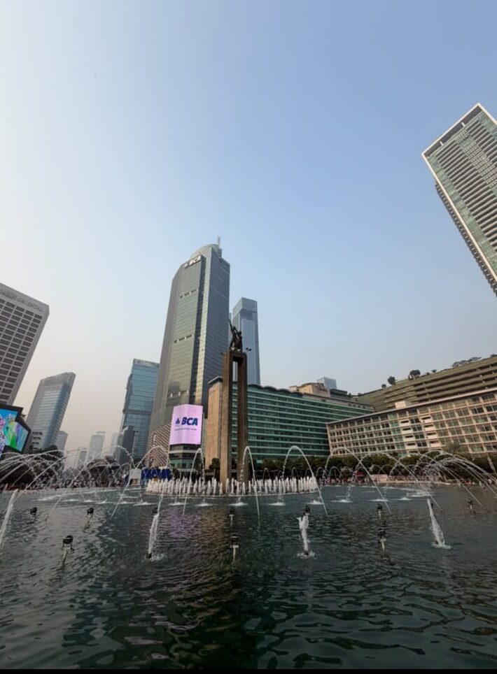 Langit berawan menyelimuti kawasan Jakarta