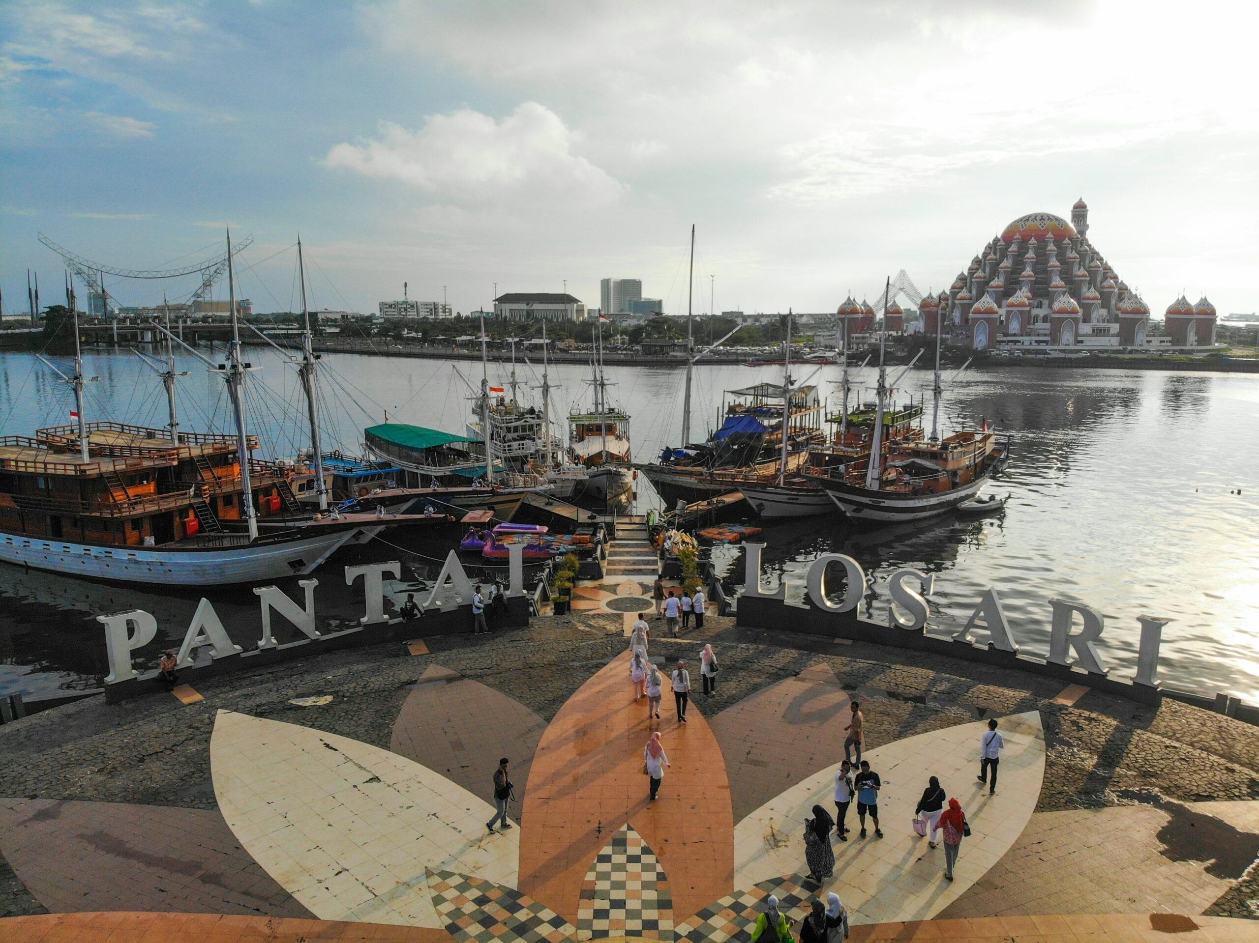 Langit Kota Makassar berawan pada Senin 5 Oktober 2026