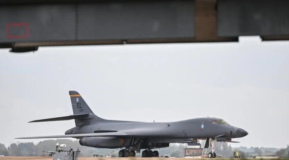 A US Air Force B-1 Lancer bomber is pictured on the tarmac at RAF Fairford base in Fairford, south-west England on September 27, 2026 © JUSTIN TALLIS / AFP/File