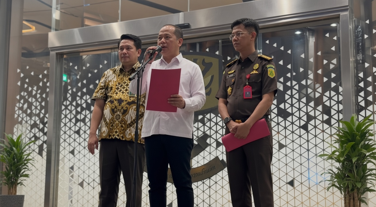 Keterangan pers Kapuspenkum Kejaksaan Agung Anang Supriatna terkait penetapan tersangka kasus korupsi tata kelola komoditas nikel tahun 2017-2020 di Gedung Jampidsus Kejagung, Kamis (15/10/2026).