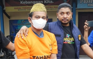 Pelaku saat diamankan polisi.