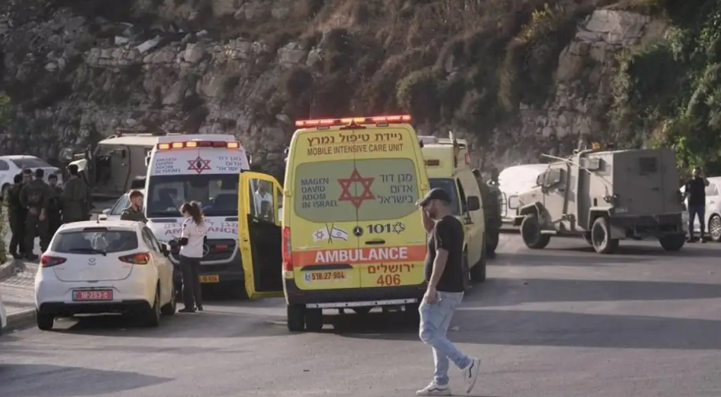 Tentara Israel dan petugas darurat berkumpul di dekat ambulans menyusul serangan penembakan di dekat Persimpangan Yehuda, dekat Hebron, di Tepi Barat yang diduduki, Jumat (23/10/2026). (Foto: Associated Press)