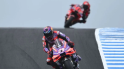 Pembalap Prima Pramac Racing asal Spanyol Jorge Martin memacu sepeda motornya pada balapan sprint MotoGP Australia 2024 di Sirkuit Phillip Island, Victoria, Australia, Sabtu (19/10/2024).