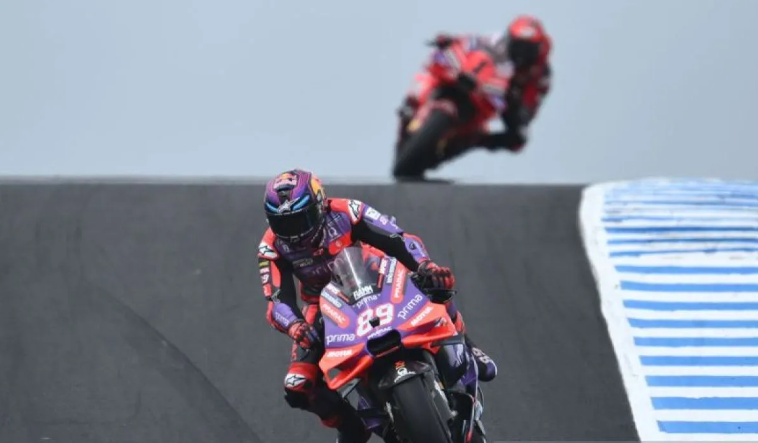 Pembalap Prima Pramac Racing asal Spanyol Jorge Martin memacu sepeda motornya pada balapan sprint MotoGP Australia 2024 di Sirkuit Phillip Island, Victoria, Australia, Sabtu (19/10/2024).