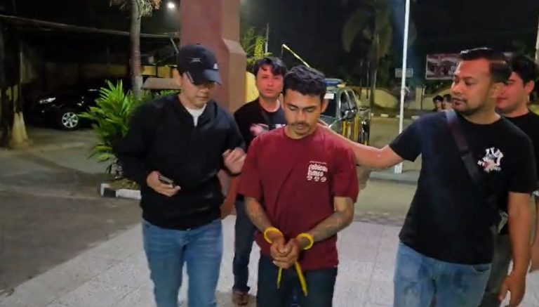 Pelaku saat diamankan polisi.