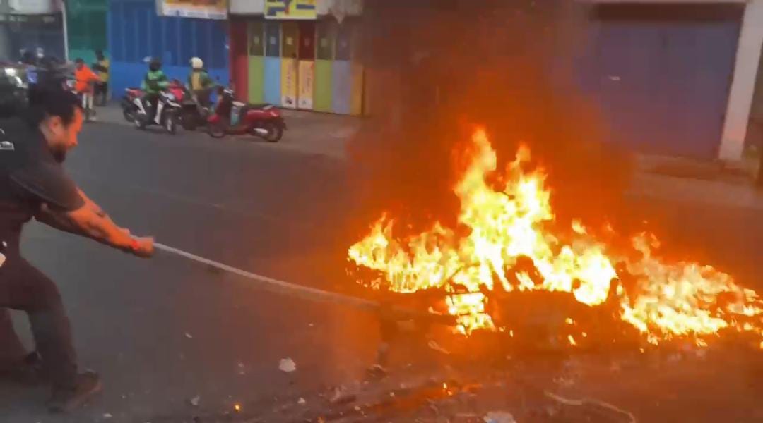 Dua motor geng motor dibakar warga setelah diadang di Makassar.