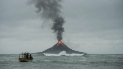 Gunung Anak Krakatau Kembali Erupsi! Kolom Abu Membumbung, Radius 2 Km Terlarang Didekati