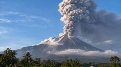 Gunung Semeru Erupsi, Kolom Letusan Capai 900 Meter di Atas Puncak