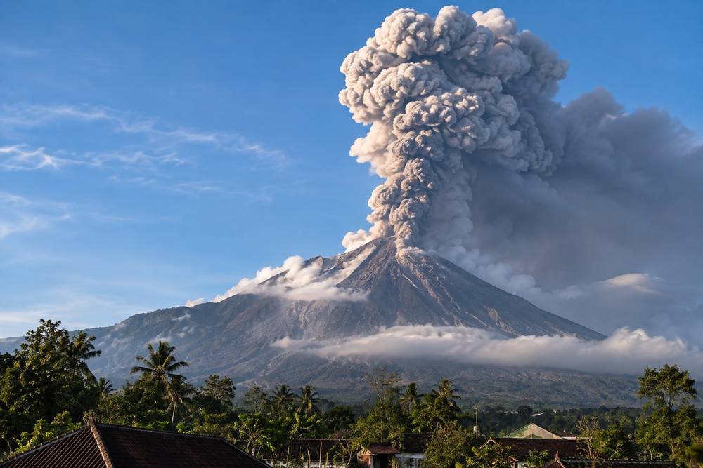 Ilustrasi Gunung Semeru erupsi dengan kolom abu vulkanik