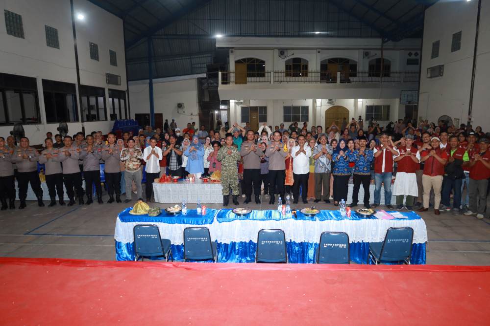 Kapolrestabes Makassar Kombes Pol Arya Perdana berdialog dengan warga saat kegiatan Kumpul Bersama Masyarakat di Kecamatan Mariso, Makassar, Rabu (28/10/2026), membahas pencegahan tawuran dan geng motor.