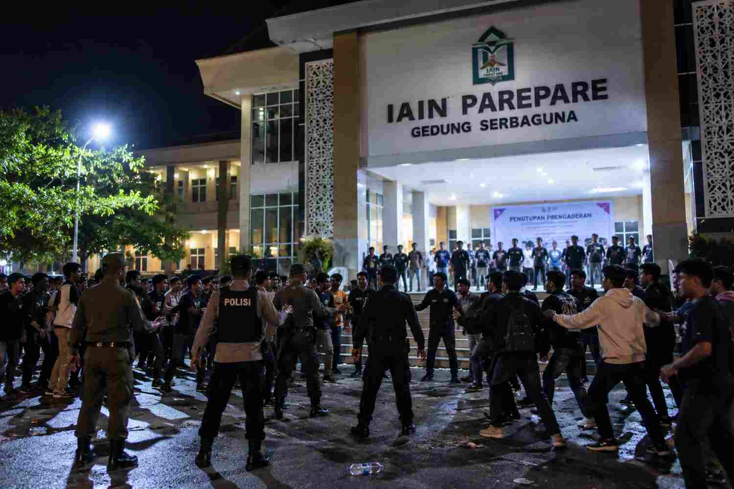 Ilustrasi bentrokan mahasiswa IAIN Parepare saat penutupan pengaderan yang berujung pembatasan aktivitas malam kampus.