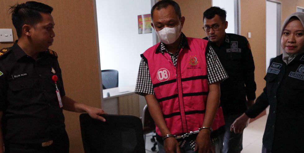 Tersangka diduga menambah jumlah hari perjalanan dinas dan mencatut nama pegawai yang tidak melakukan perjalanan.