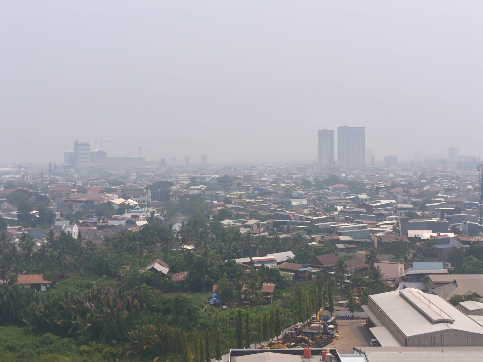 Kabut asap kepung Kota Makassar akibat kasus kebakaran hutan di sejumlah wilayah Indonesia.