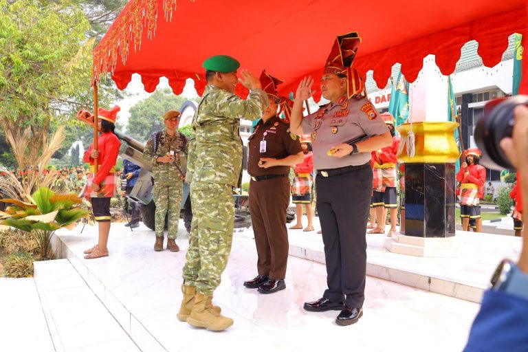 Kapolda Sulawesi Selatan Irjen Pol. Dr. M. Awal Chairuddin dikukuhkan sebagai Warga Kehormatan Kodam XIV/Hasanuddin
