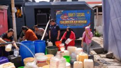 Polres Pelabuhan Makassar dikerahkan untuk menyalurkan 6.000 liter air bersih kepada warga Barukang Raya, Kelurahan Gusung, Kecamatan Ujung Tanah, Makassar, Senin, 19 Oktober 2026.