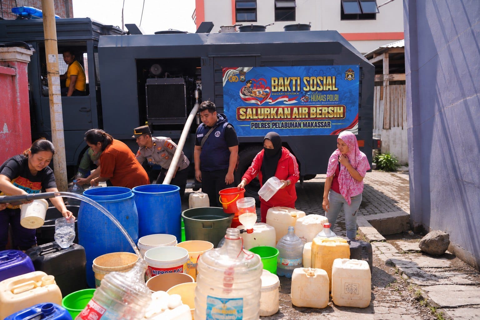 Polres Pelabuhan Makassar dikerahkan untuk menyalurkan 6.000 liter air bersih kepada warga Barukang Raya, Kelurahan Gusung, Kecamatan Ujung Tanah, Makassar, Senin, 19 Oktober 2026.