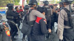 Mahasiswa Dipiting Polisi saat Protes Dua Tahun Pemerintahan Prabowo-Gibran di Makassar