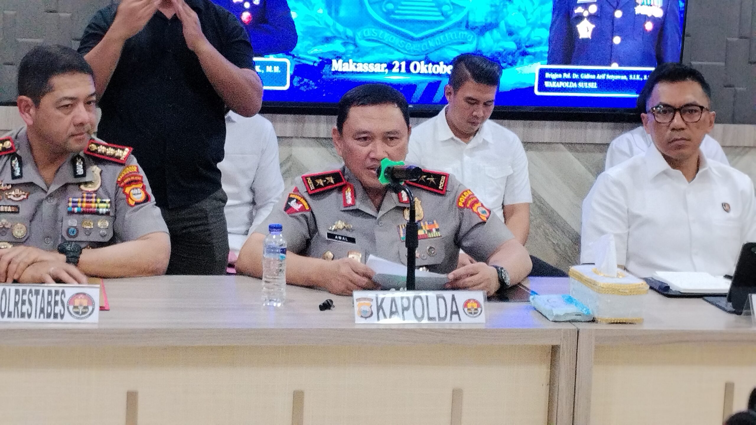 Kapolda Sulsel Irjen Pol H. Awal Chaeruddin saat memimpin konferensi pers hasil pengungkapan kasus di Sulsel. (Ist)