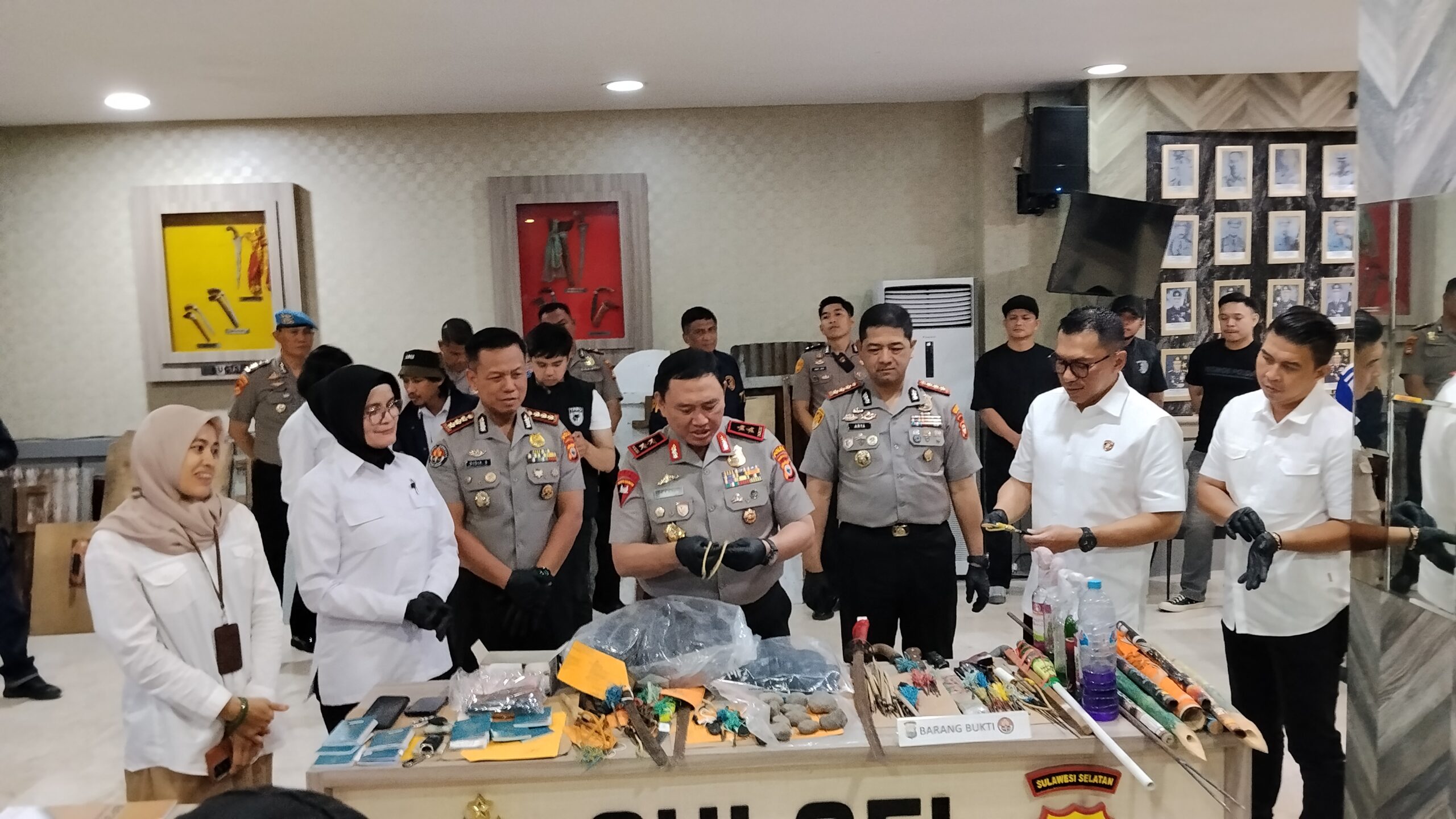 Kapolda Sulsel Irjen Pol H. Awal Chaeruddin saat memperlihatkan barang bukti hasil sitaan perang kelompok di Ablam Makassar. (Ist)