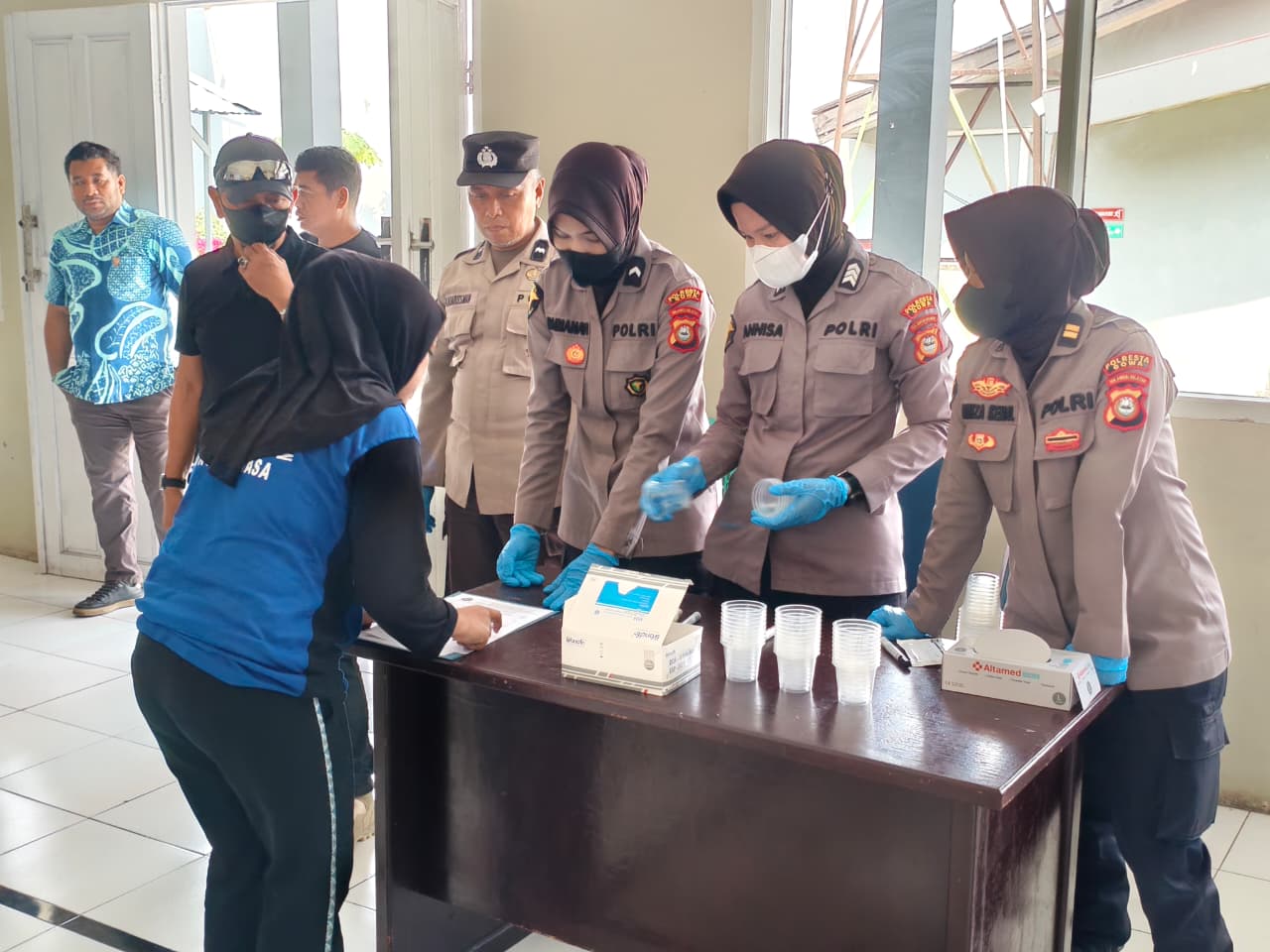 Warga binaan Lapas Perempuan Kelas IIA Sungguminasa, Kecamatan Pattallassang, Kabupaten Gowa, menjalani tes urine oleh Sidokkes Polresta Gowa, Jumat (23/10/2026).