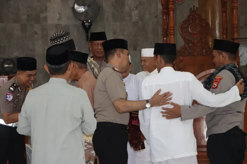 Wakapolres Luwu Kompol Misbahuddin berdialog dengan warga dalam kegiatan Jumat Keliling di Masjid Agung Belopa, Jumat (23/10/2026).