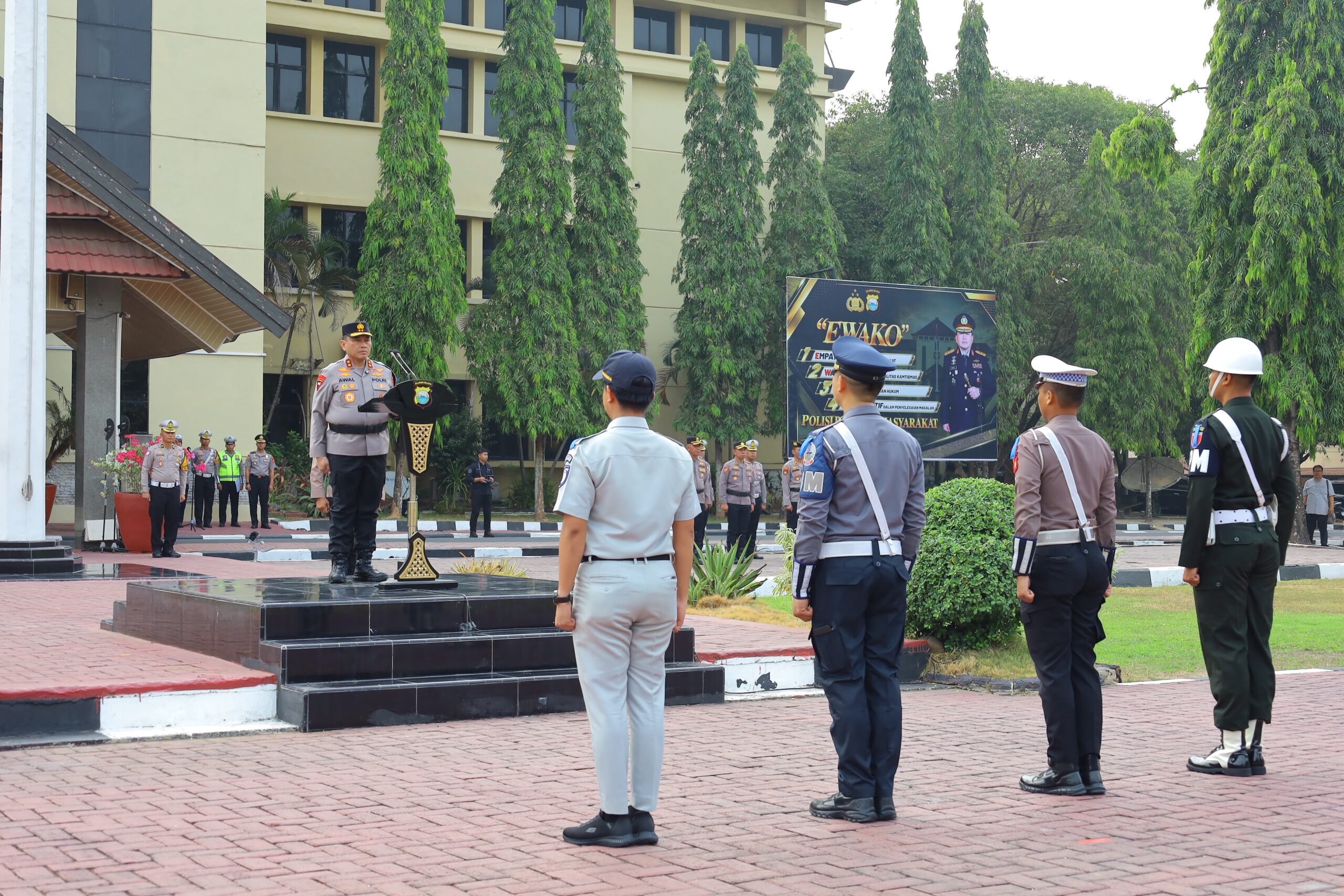 Kapolda Sulsel, Irjen Pol Awal Chairuddin saat memimpin apel operasi Patuh. (Ist)