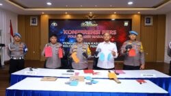 Kapolrestabes Makassar Kombes Pol Arya Perdana saat merilis kasus penyerangan terhadap anggota TNI AU menggunakan busur di Mapolrestabes Makassar, Senin (26/10/2026) malam.