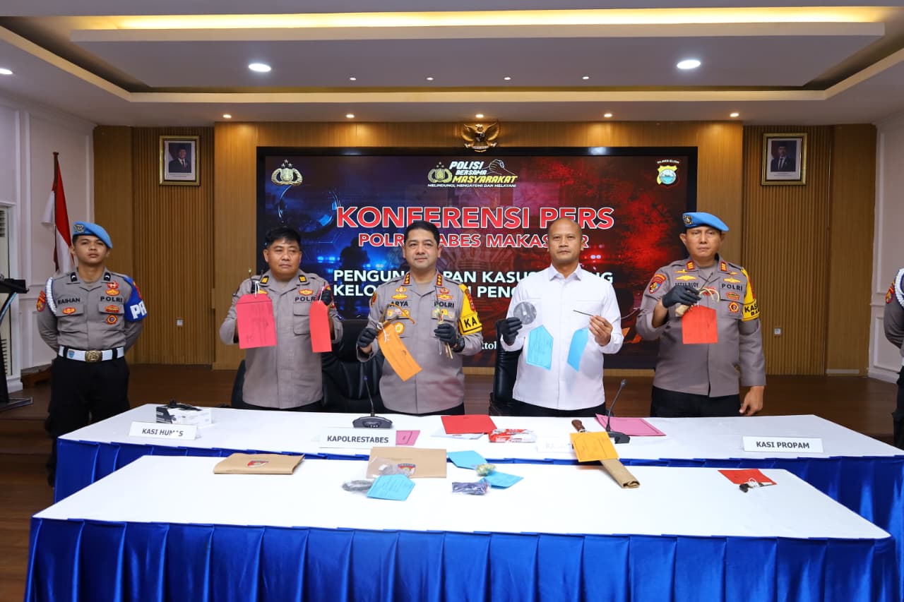 Kapolrestabes Makassar Kombes Pol Arya Perdana saat merilis kasus penyerangan terhadap anggota TNI AU menggunakan busur di Mapolrestabes Makassar, Senin (26/10/2026) malam.