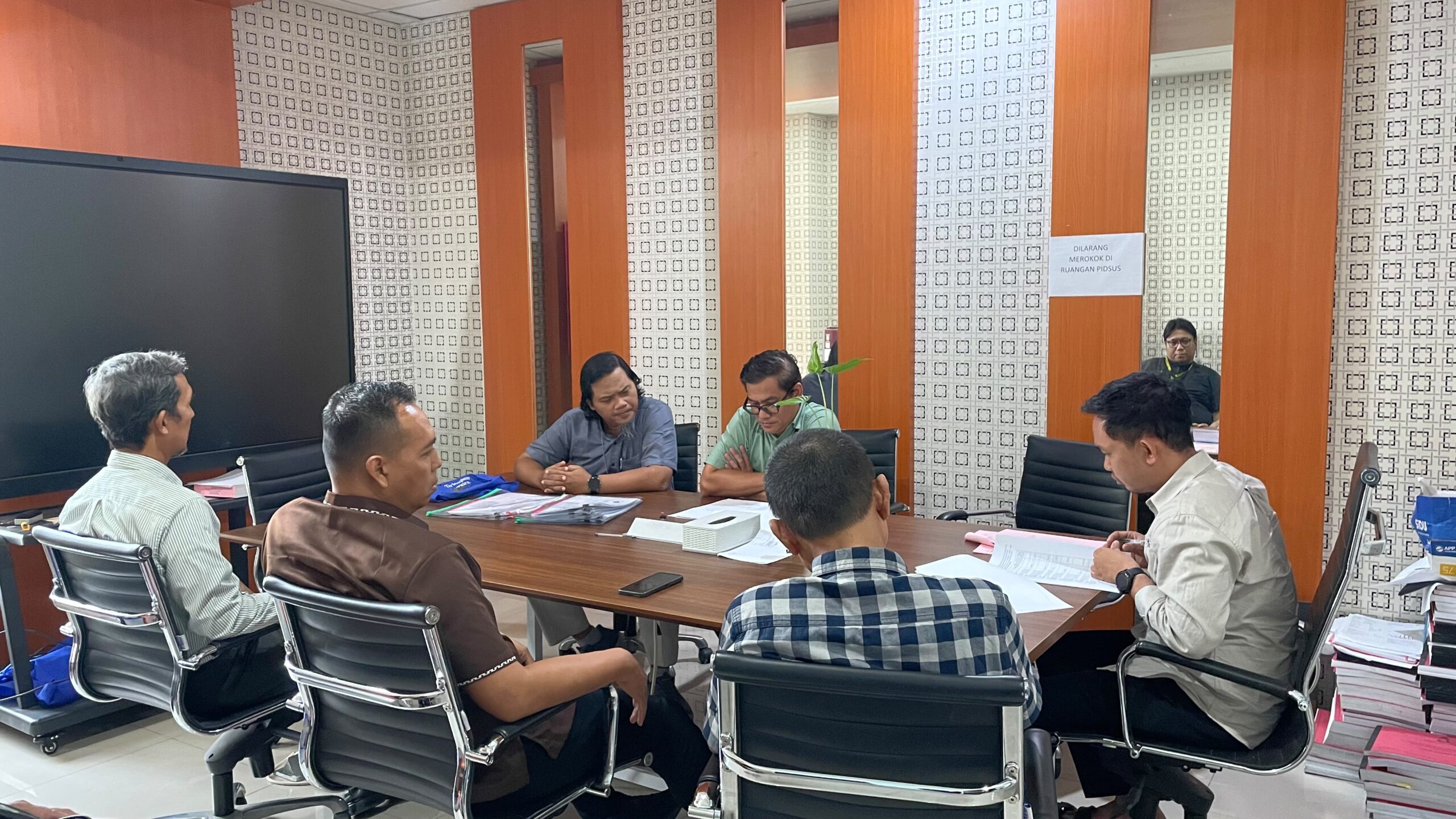 Petugas saat melakukan proses pemberkasan tersangka AMM dalam kasus dugaan penggelapan pajak yang merugikan negara Rp1,18 miliar. (Ist)