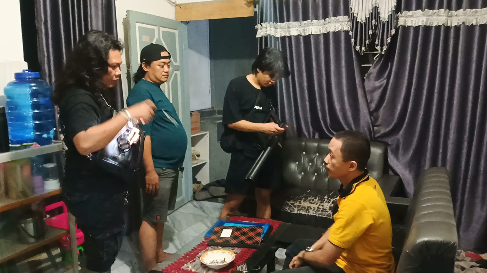 Polisi mengamankan AG, pria yang diduga membakar sofa dan memecahkan kaca rumah di Jalan Veteran Selatan, Makassar. (Ist)