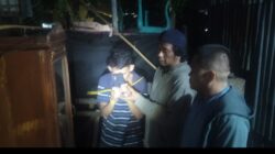 Terduga pelaku pencurian iPhone 11 milik pedagang nasi kuning di Makassar saat diamankan polisi di rumahnya di Jalan Mallengkeri III. (Istimewa)