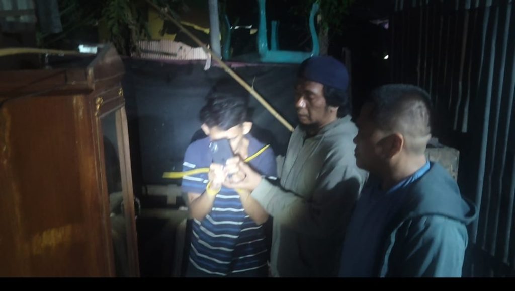 Terduga pelaku pencurian iPhone 11 milik pedagang nasi kuning di Makassar saat diamankan polisi di rumahnya di Jalan Mallengkeri III. (Istimewa)
