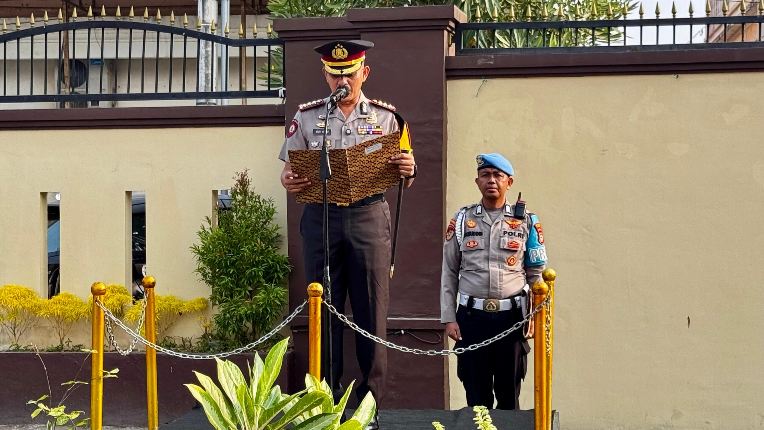 Kapolresta Gowa Kombes Pol. Dr. H. Muh. Yusuf Usman memimpin upacara peringatan Hari Sumpah Pemuda ke-98 di Lapangan Apel Briptu Ashabur Rifky, Polresta Gowa, Rabu (28/10/2026).