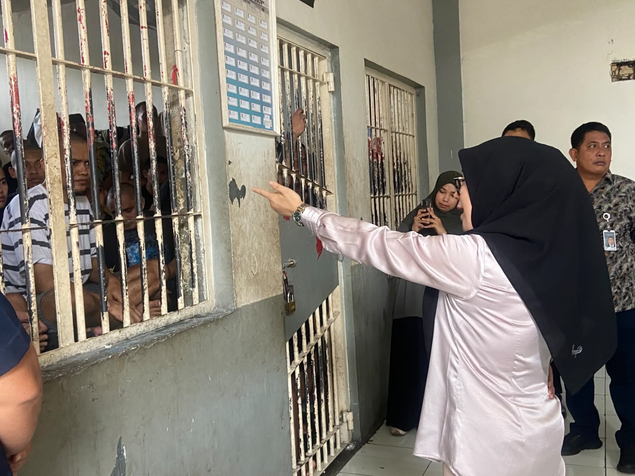 Anggota Komisi XIII DPR RI, Meity Rahmatia, saat melakukan sidak di Rutan Kelas I Makassar, Jumat (30/10/2026), menyusul adanya aduan dugaan jual beli kamar dan penyalahgunaan handphone di dalam rutan.